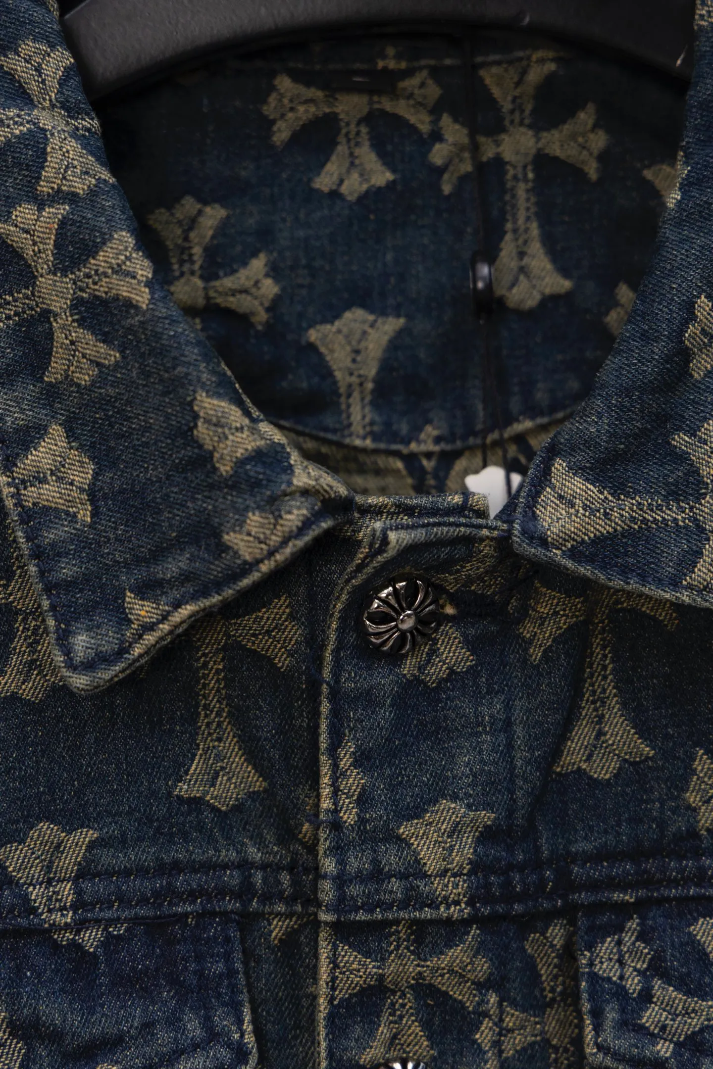 P240 Chrome Hearts CH Chrome Hearts double-sided all-over LOGO jacquard dark pattern heavy-duty denim jacket jeans denim suit same style as the Internet celebrity star's cross-printed denim jacket jeans, the unique cross design element plus all-over printing, full of design sense. It is made of 100% denim cotton fabric with heavy coarse yarn count, which ensures a stiff and tough silhouette while being soft, comfortable and breathable. The lapel is designed with silver buttons and is full of texture. The classic white cross logo is all over the dress, making it a perfect versatile style for spring and summer! Customized jacquard fabric, you can wear it in various styles. This gender-neutral shirt is a must-have for nightclubs. It can be worn as a jacket for both men and women. It can be easily worn by both men and women! The original loose version is made of high-quality pure cotton fabrics. The fabric pattern is high-definition and delicate without burrs. It is comfortable and breathable to wear. All the buttons are molded and customized. It is casual and fashionable and can be matched with any bottoms. It can be windproof and sunproof in spring and summer. It can be worn outside in autumn and winter! Easily concave shape makes you look slimmer and taller, perfect for both men and women! Color: Black Blue Size: Jacket S-XL Pants 28-36